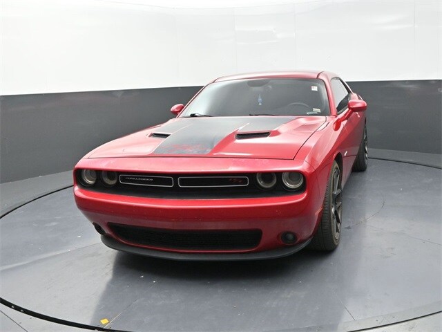 2016 Dodge Challenger SXT Plus photo 2