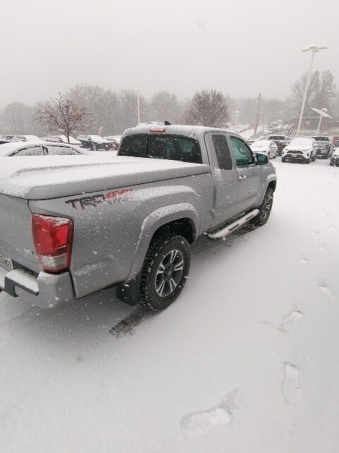 2016 Toyota Tacoma TRD Sport photo 4