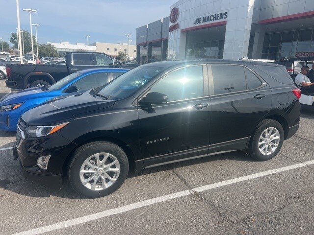 2021 Chevrolet Equinox LS photo 2