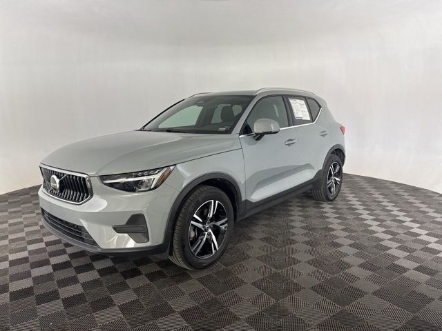 2024 Volvo XC40 Core photo 2