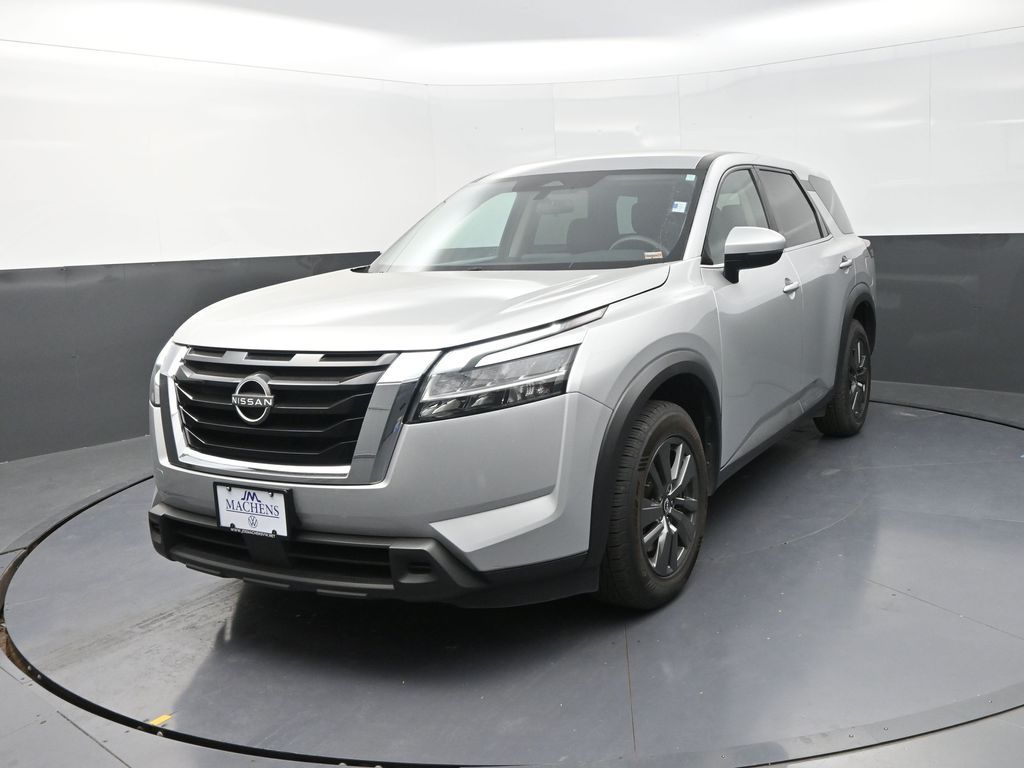 2022 Nissan Pathfinder S photo 2