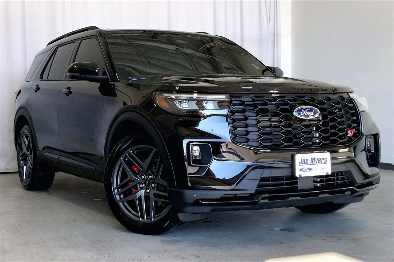 2025 Ford Explorer ST's photo