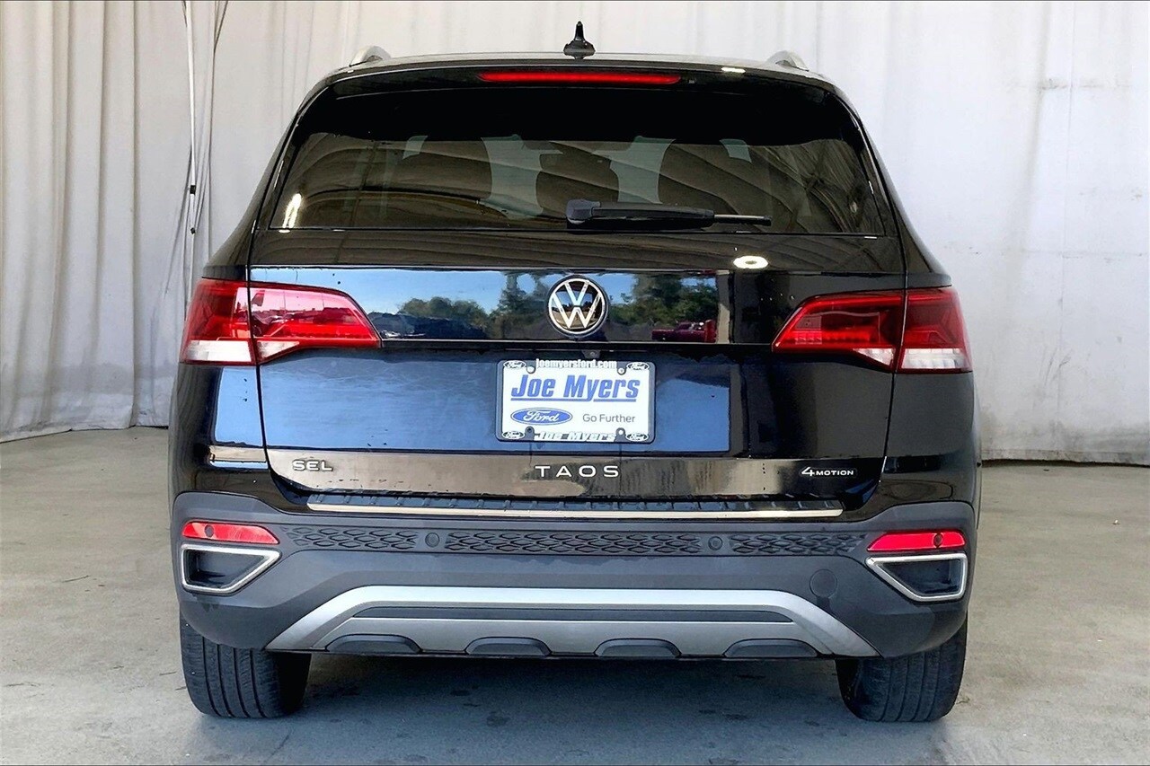 2023 Volkswagen Taos SEL photo 4