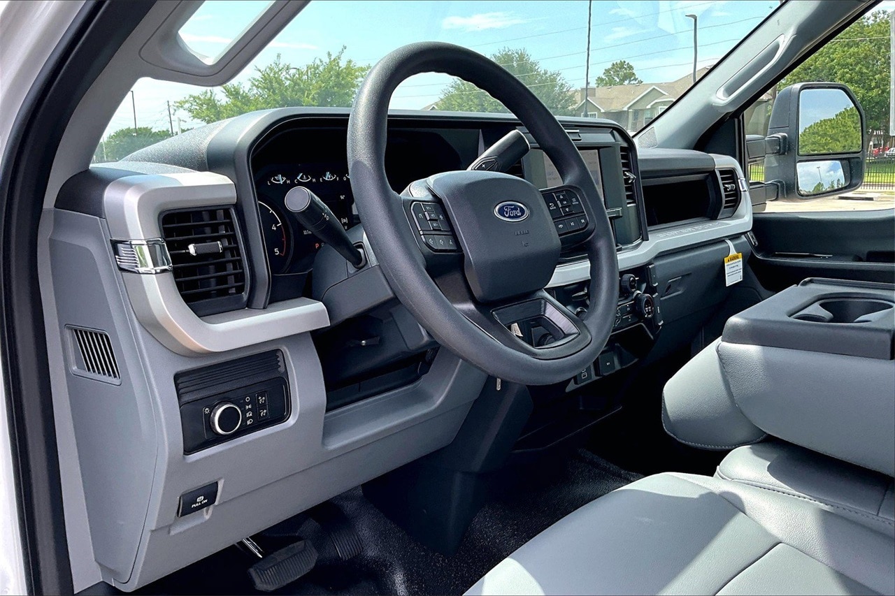 2025 Ford F-450 Super Duty Chassis Cab XL - Photo 9