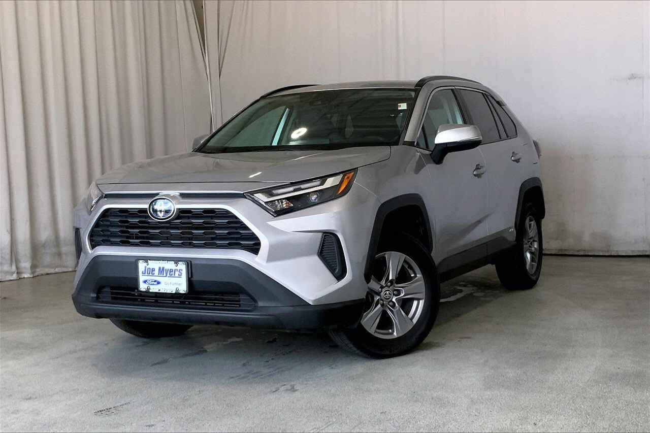 2022 Toyota RAV4 Hybrid XLE photo 2