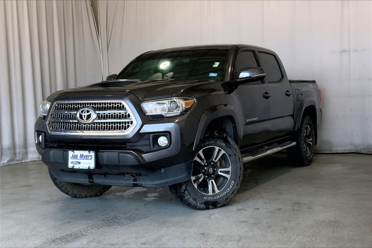 2016 Toyota Tacoma TRD Sport photo 2