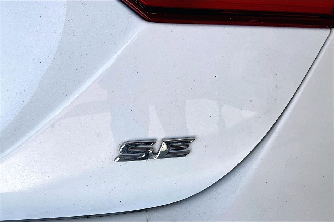 2024 Toyota Camry SE photo 2