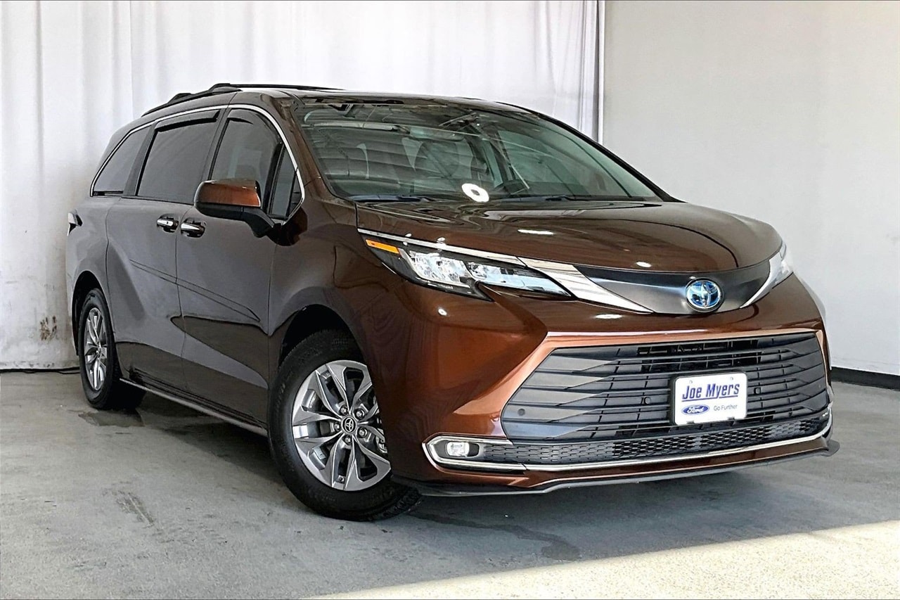2023 Toyota Sienna XLE's photo