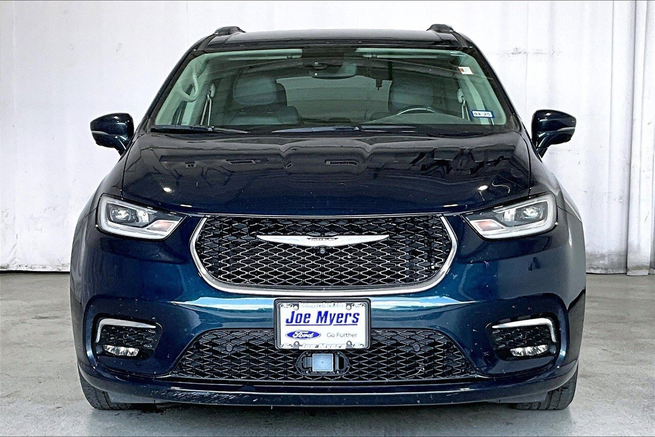 2021 Chrysler Pacifica Touring L photo 2