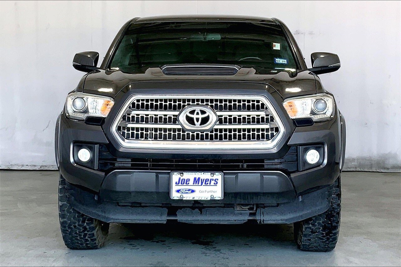 2016 Toyota Tacoma TRD Sport photo 3