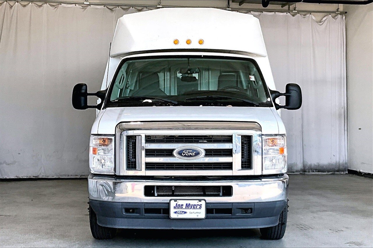 2023 Ford E-450 photo 2