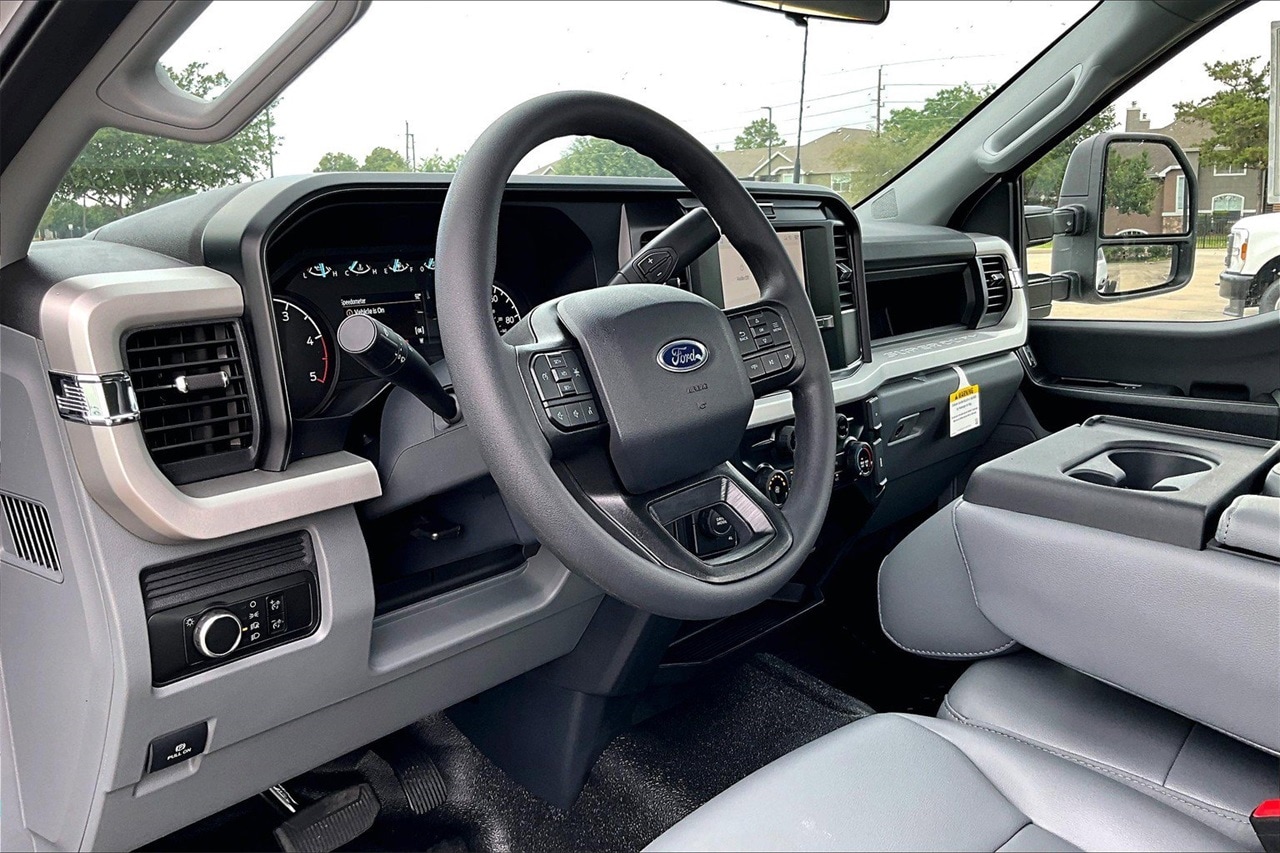 2025 Ford F-350 Super Duty Chassis Cab XL - Photo 9