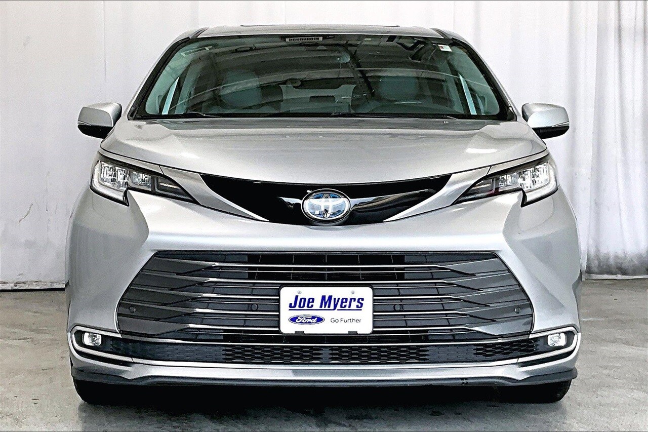 2021 Toyota Sienna Limited photo 2
