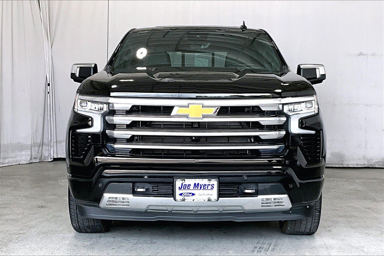 2023 Chevrolet Silverado 1500 High Country photo 2