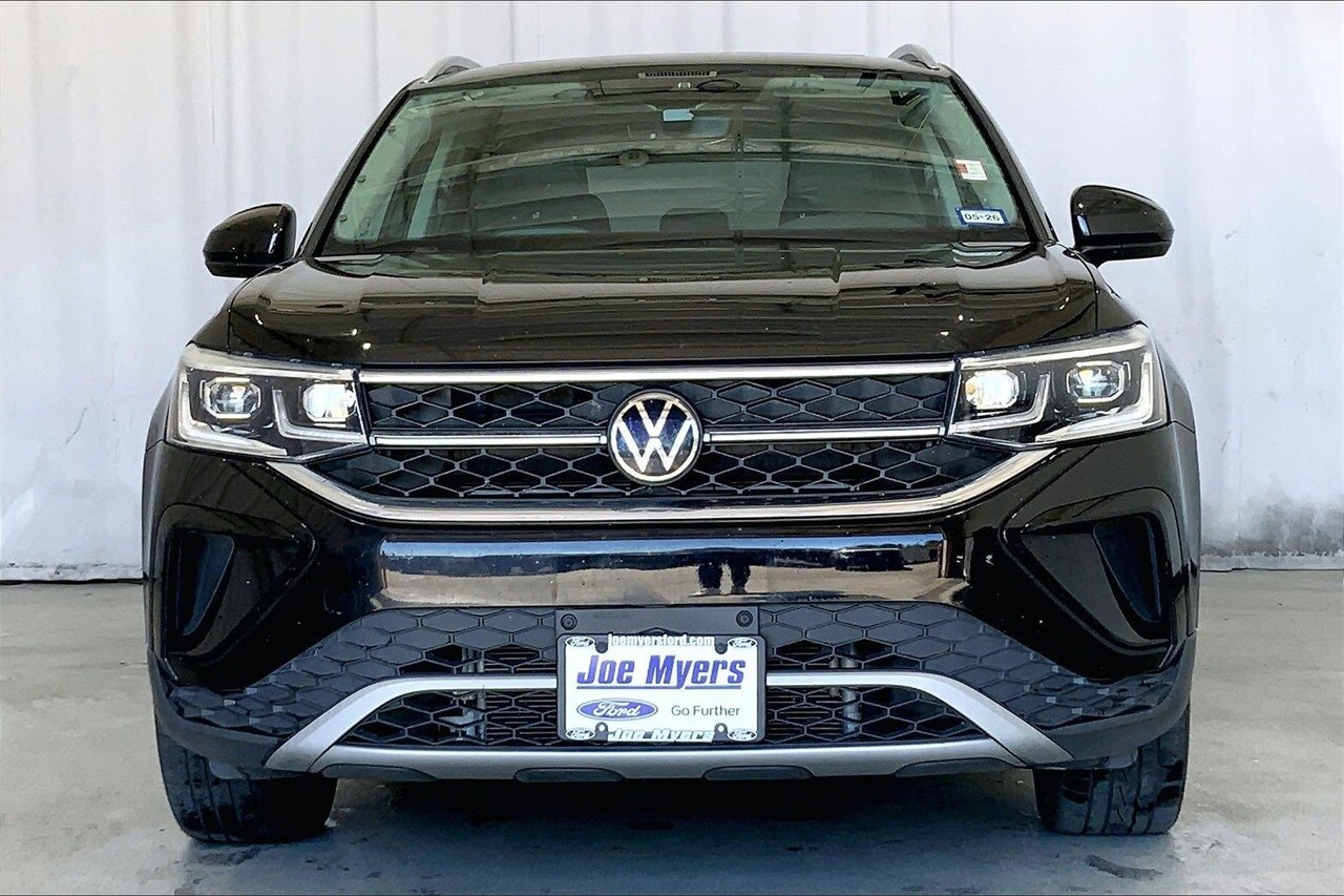 2023 Volkswagen Taos SEL photo 3