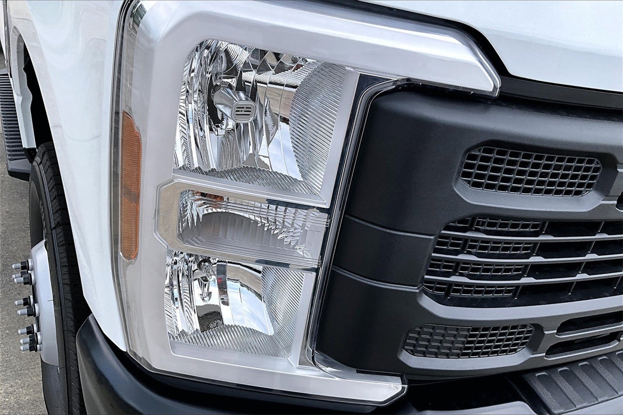 2025 Ford F-350 Super Duty Chassis Cab XL - Photo 13