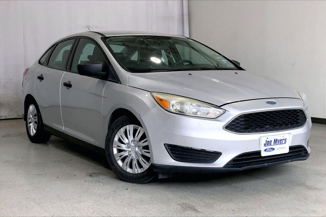 2016 Ford Focus Sedan S's photo