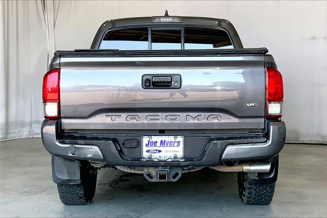 2016 Toyota Tacoma TRD Sport photo 4