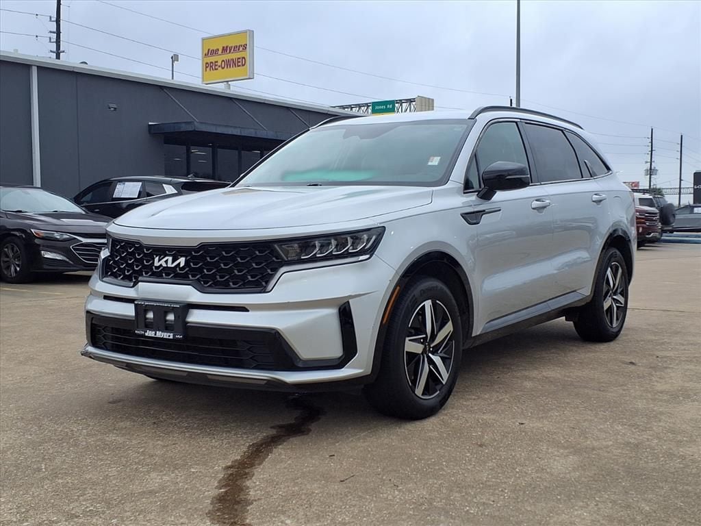 Used 2022 Sparkling Silver Kia S image 4