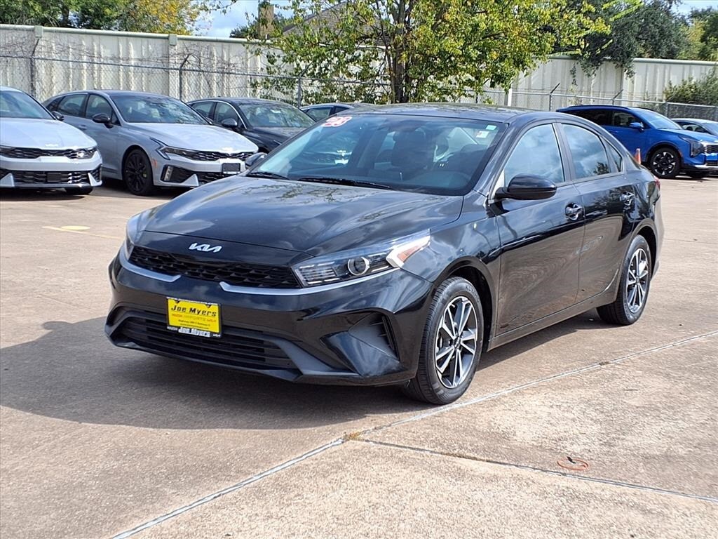 2023 Kia Forte LXS photo 2