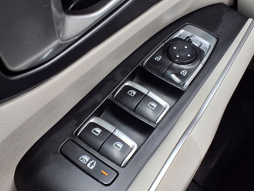 Used 2022 Sparkling Silver Kia S image 27