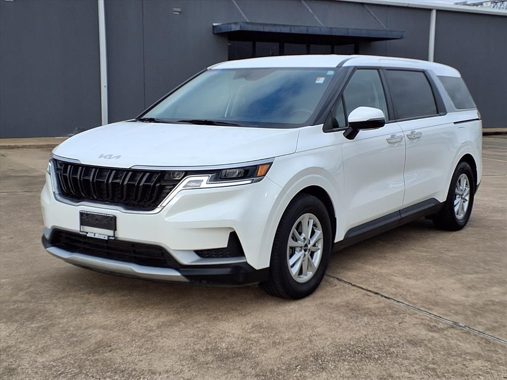 Used 2024 Snow White Pearl Kia LX Seat Package image 3