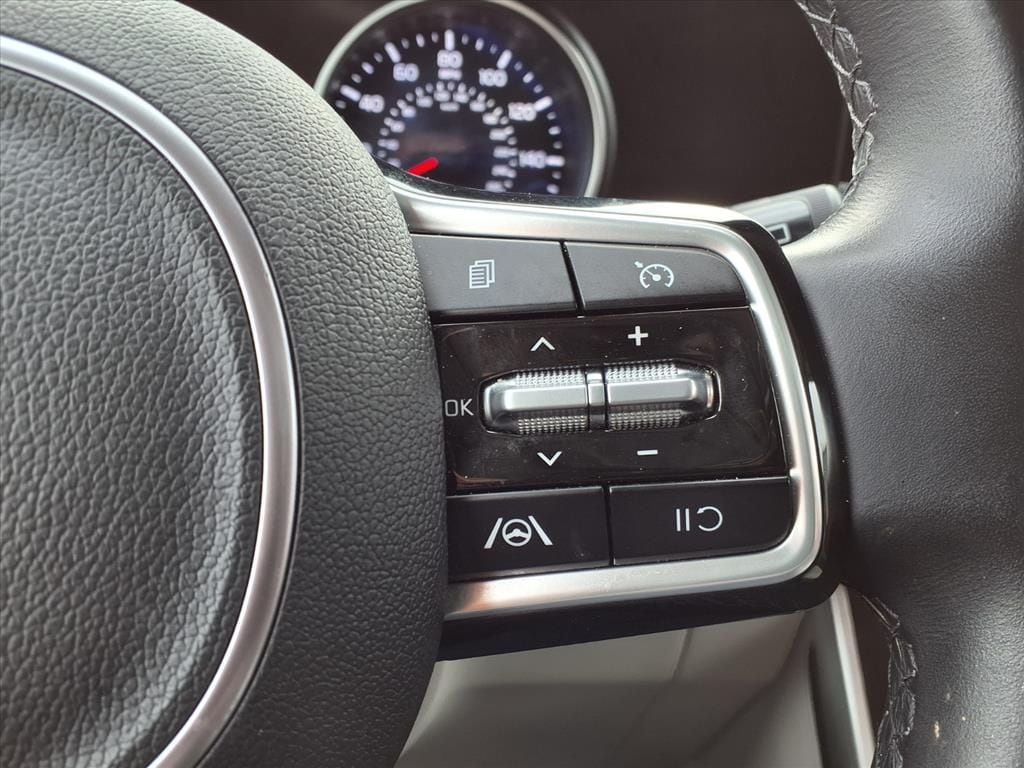 Used 2024 Snow White Pearl Kia LX Seat Package image 18