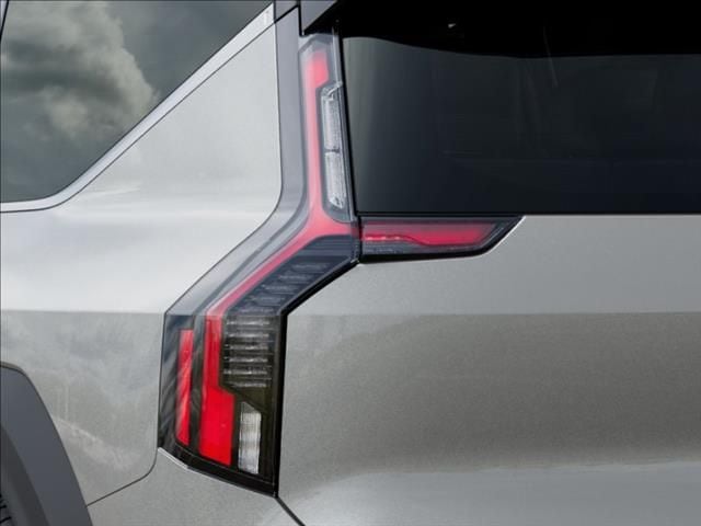 New 2026 Ivory Silver Kia Wind image 11