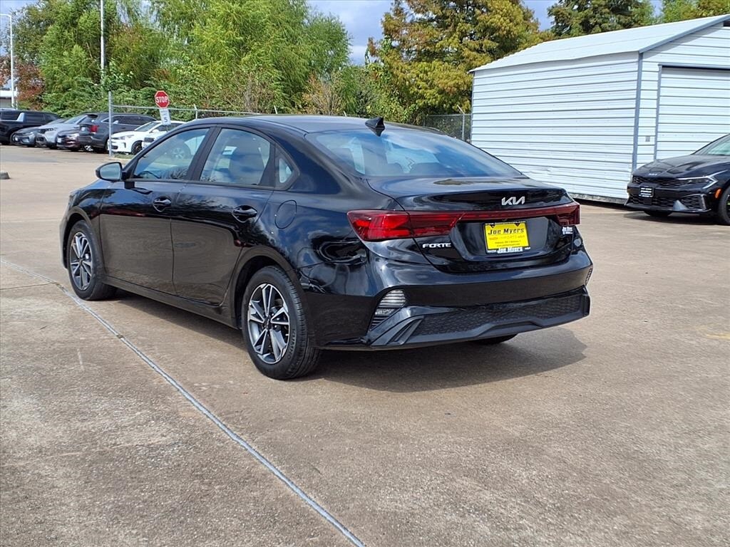 2023 Kia Forte LXS photo 3