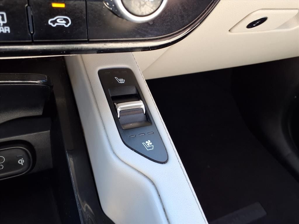 Used 2023 Glacial White Pearl Kia SX image 18