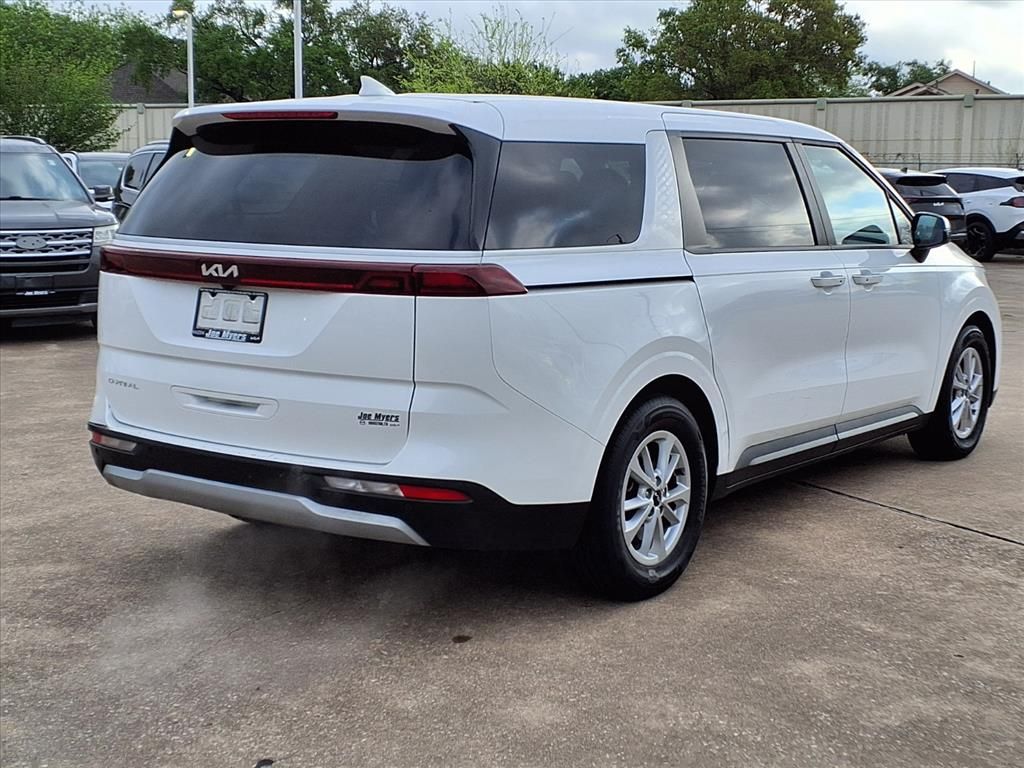 Used 2024 Snow White Pearl Kia LX Seat Package image 4