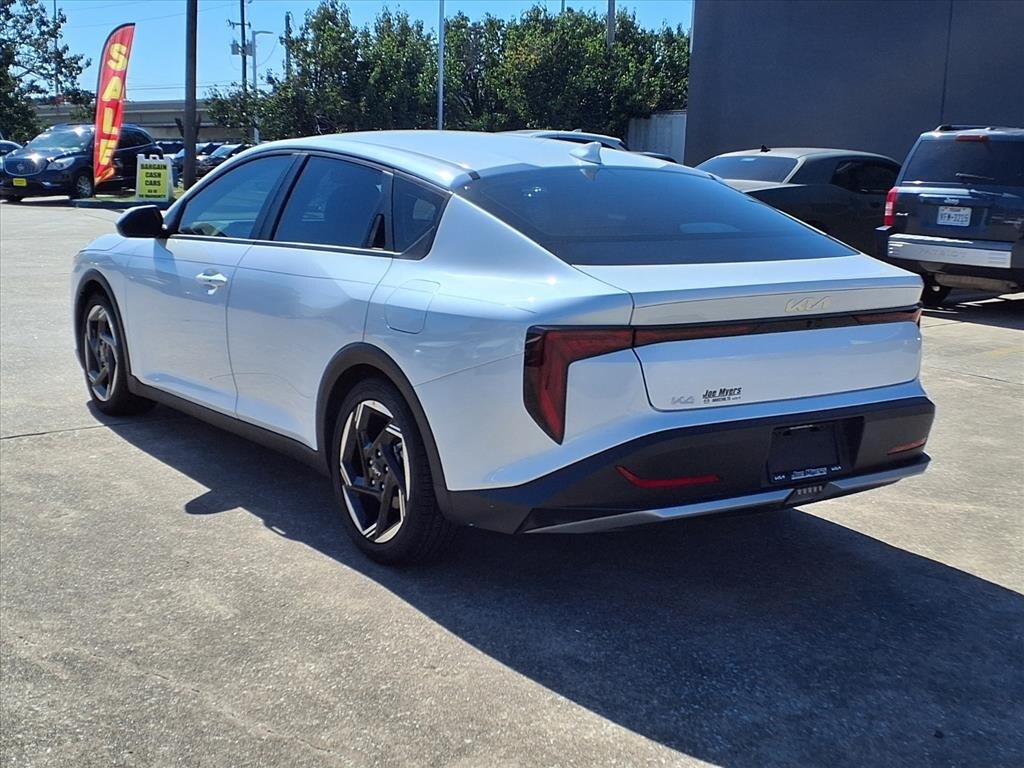 2025 Kia K4 EX photo 2