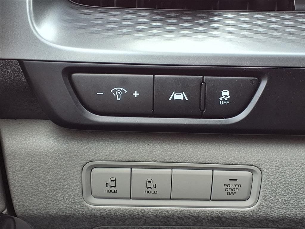 Used 2024 Snow White Pearl Kia LX Seat Package image 24