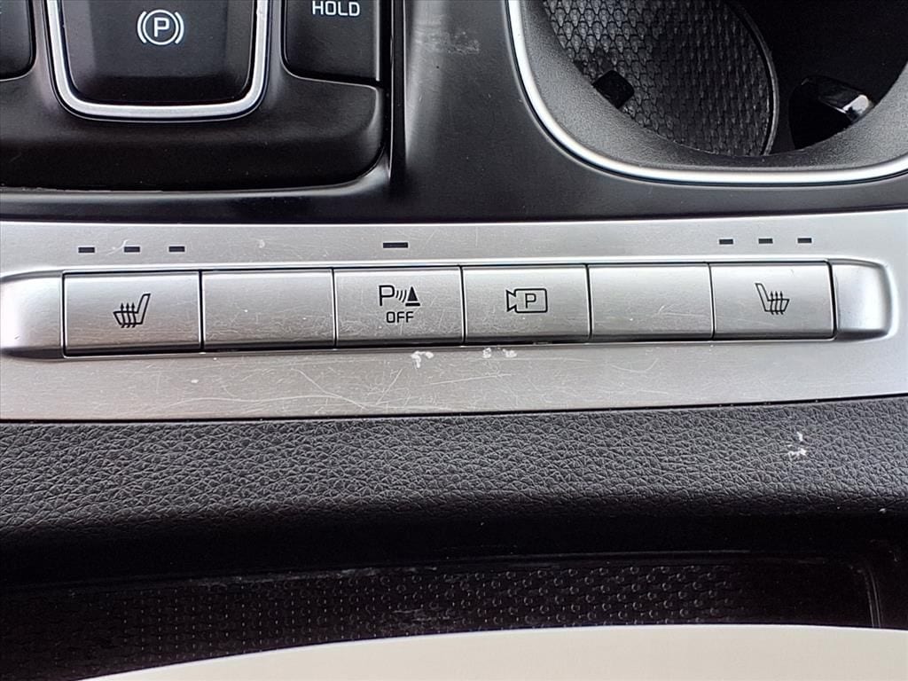 Used 2024 Snow White Pearl Kia LX Seat Package image 14