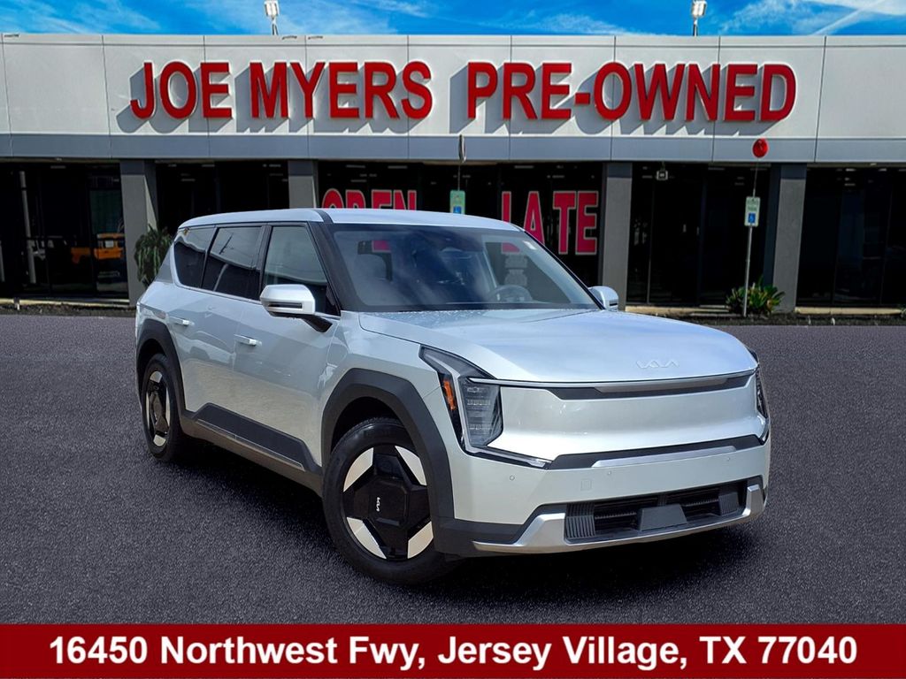 2024 Kia EV9 Light's photo