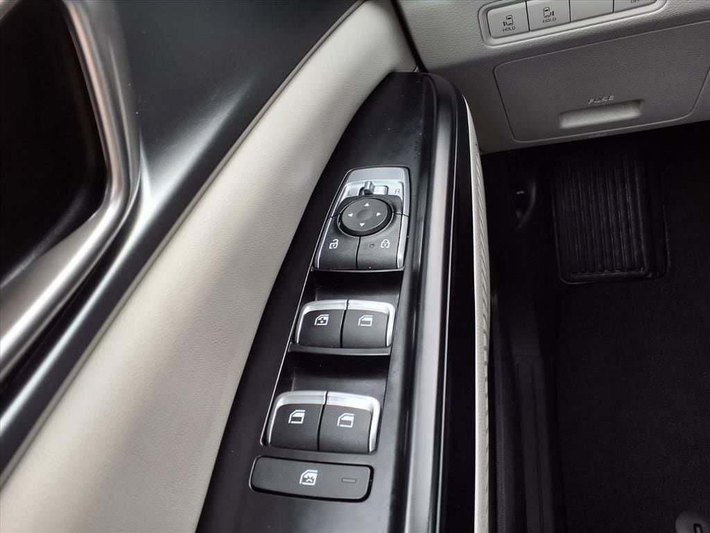 Used 2024 Snow White Pearl Kia LX Seat Package image 25