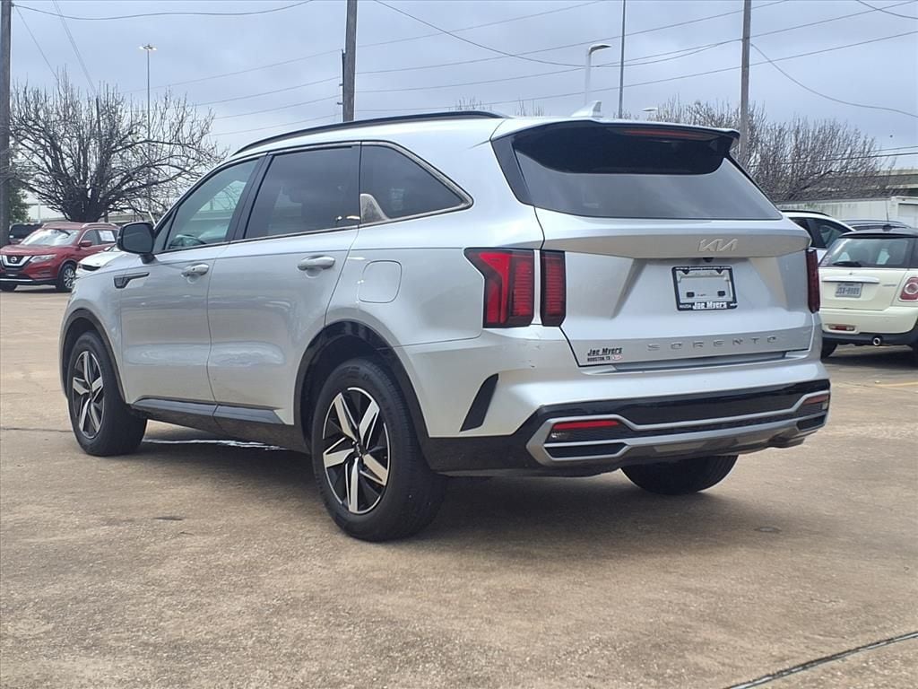 Used 2022 Sparkling Silver Kia S image 2