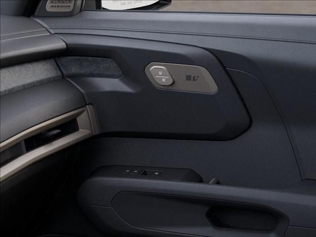 New 2027 Ivory Silver Kia SX image 25