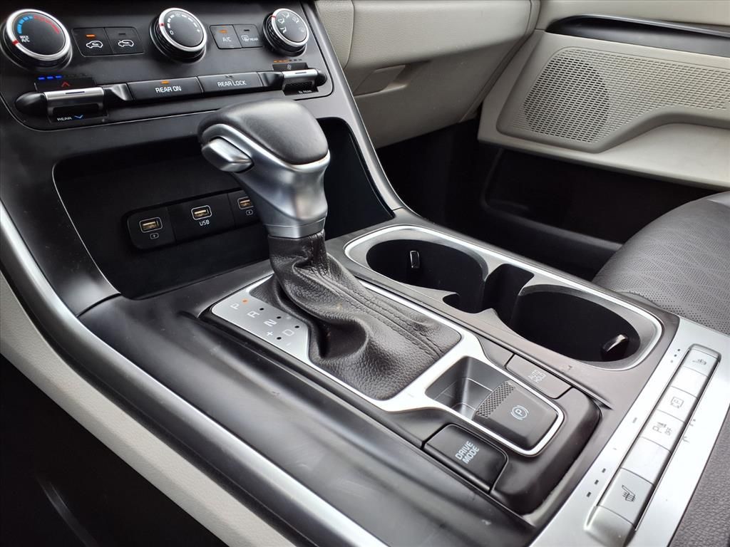 Used 2024 Snow White Pearl Kia LX Seat Package image 19