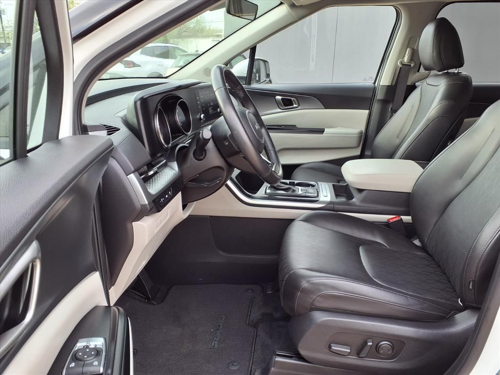 Used 2024 Snow White Pearl Kia LX Seat Package image 9