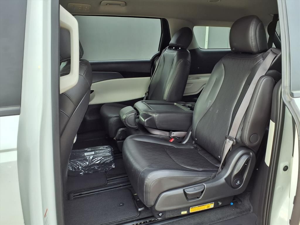 Used 2024 Snow White Pearl Kia LX Seat Package image 10