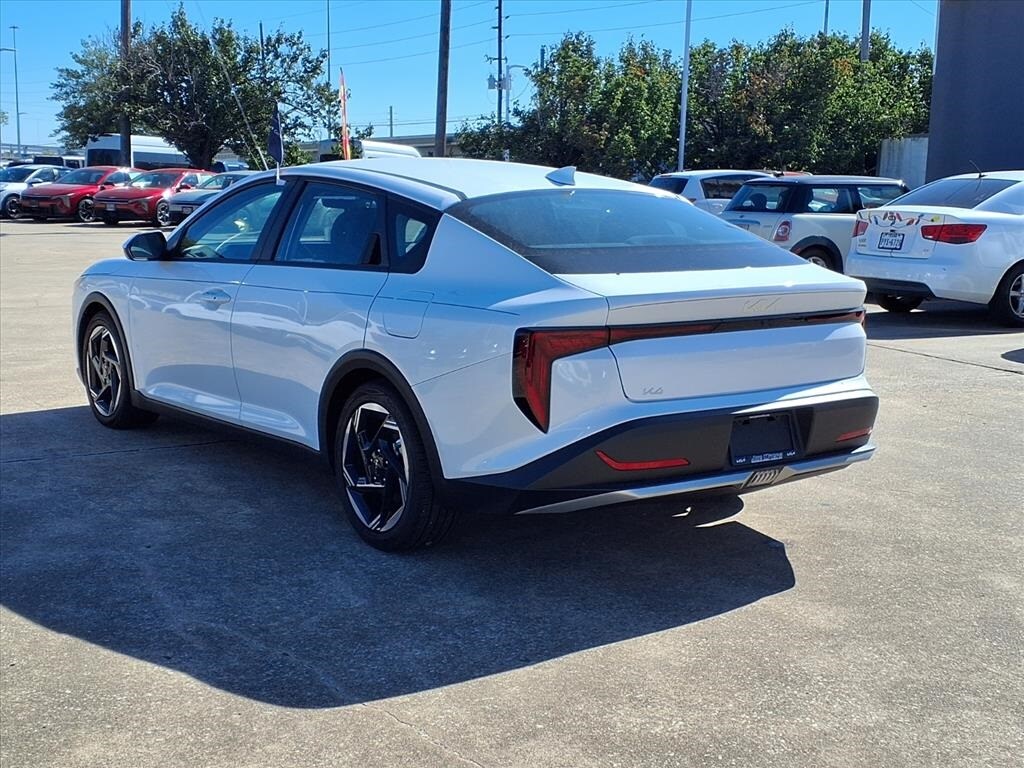 2025 Kia K4 EX photo 2