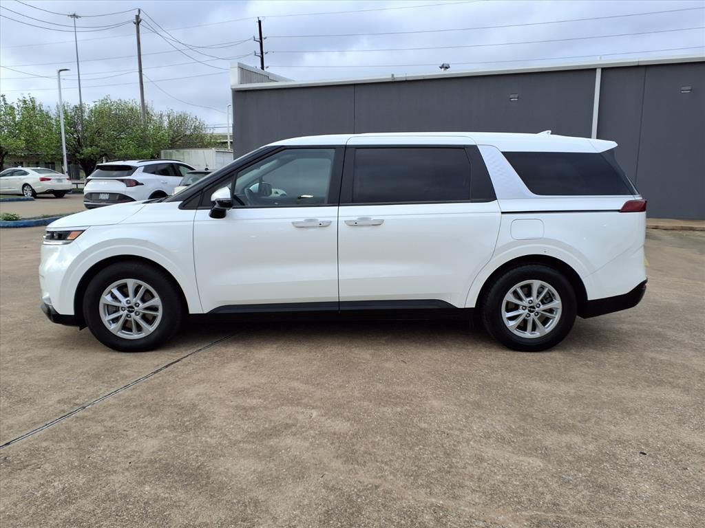 Used 2024 Snow White Pearl Kia LX Seat Package image 5