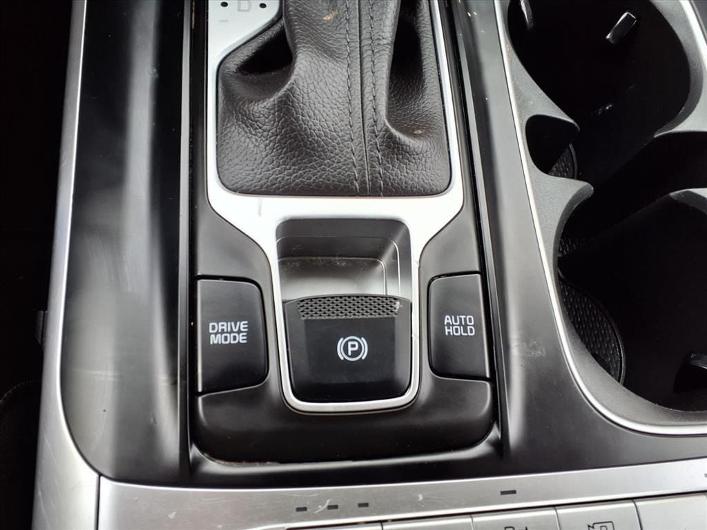 Used 2024 Snow White Pearl Kia LX Seat Package image 21