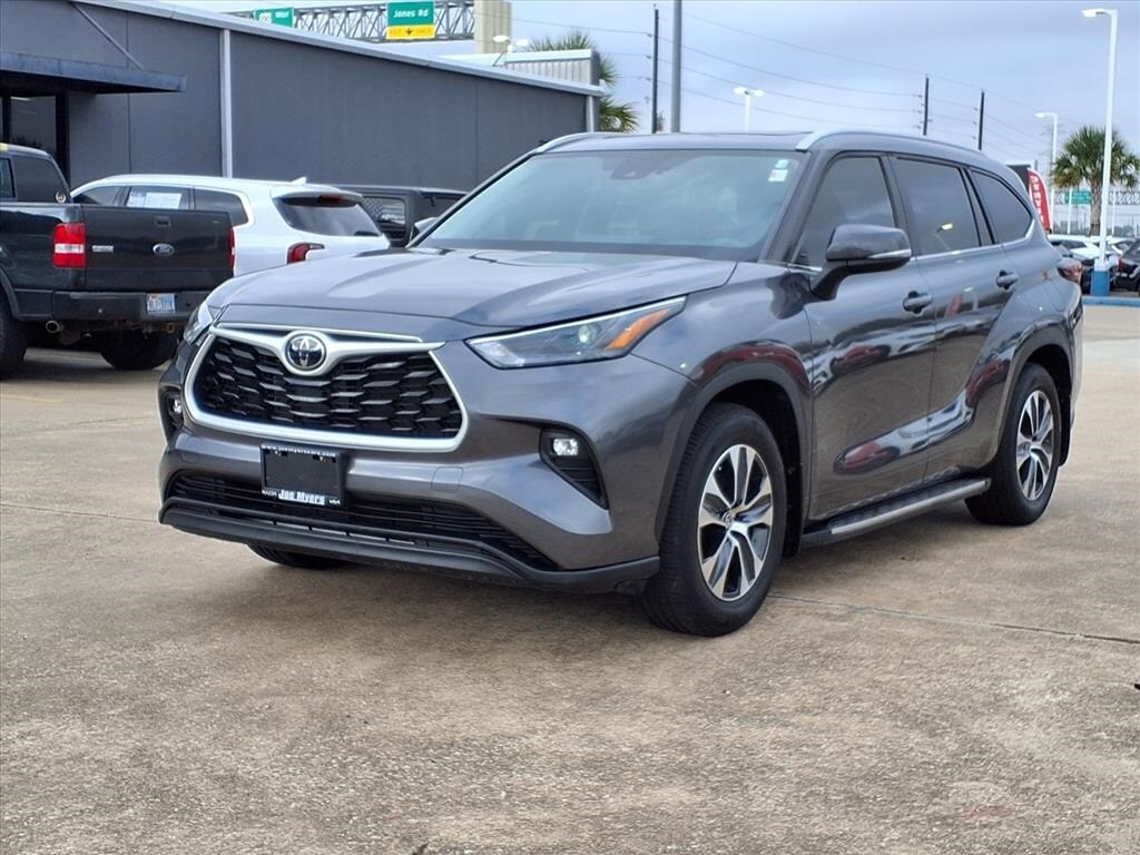 Used 2024 Toyota Highlander LE SUV