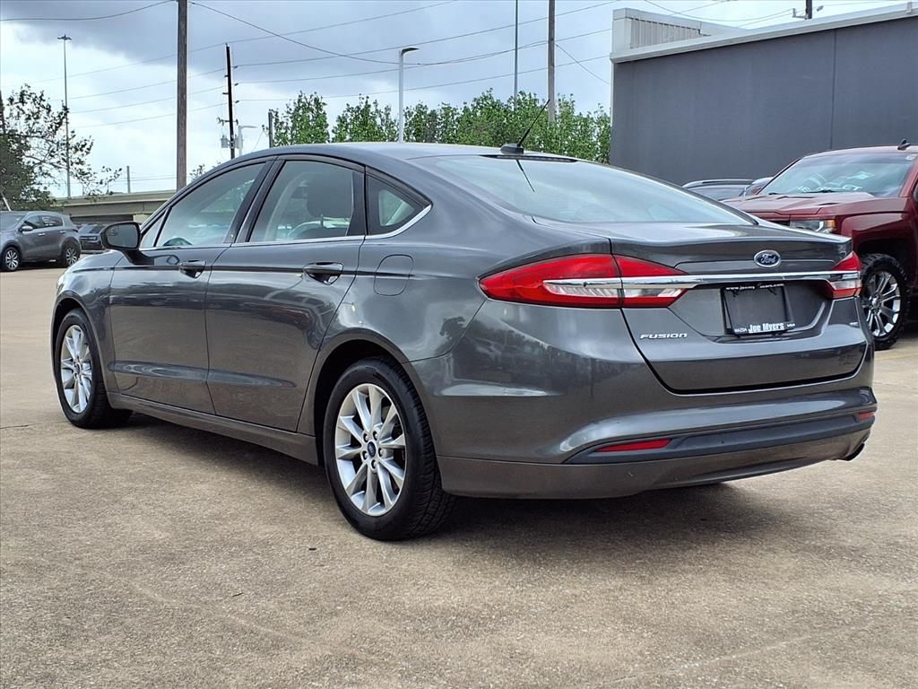 Used 2017 Magnetic Ford SE image 2