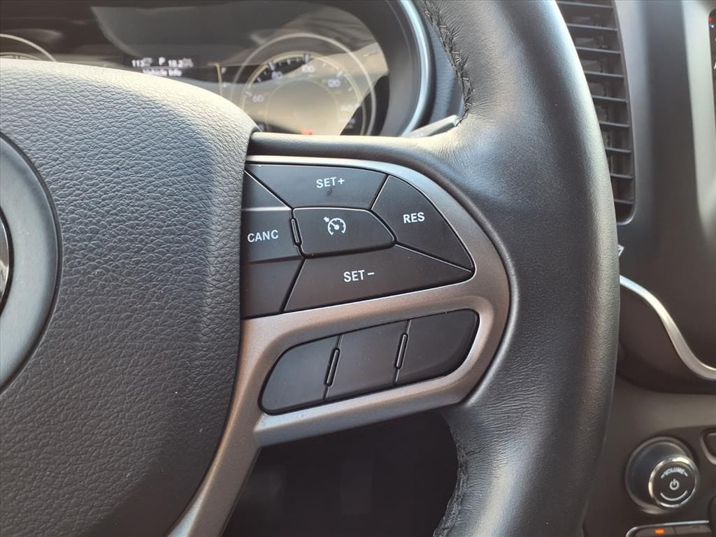 Used 2019 Bright White Clearcoat Jeep Latitude Plus image 18