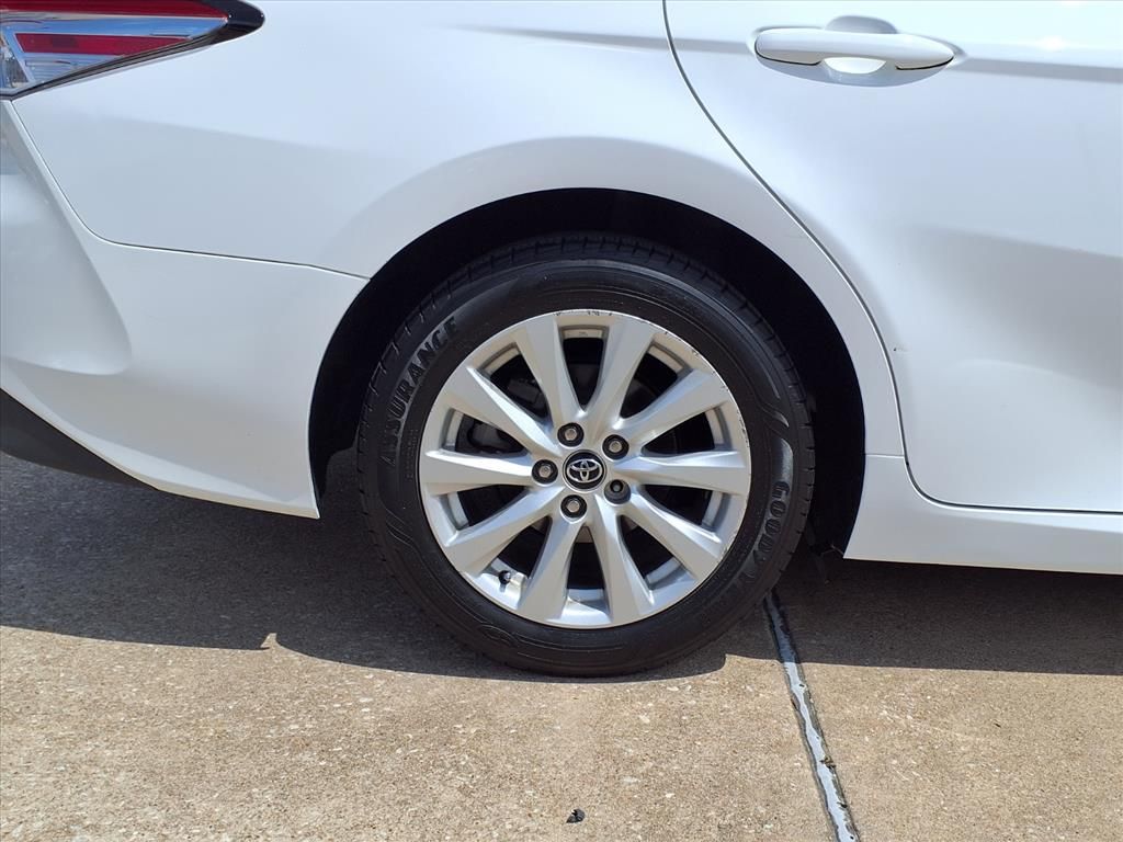 Used 2020  Toyota LE image 9