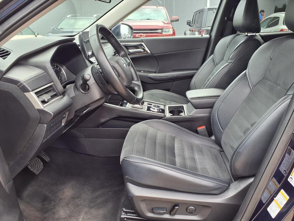 Used 2024  Mitsubishi SE image 11