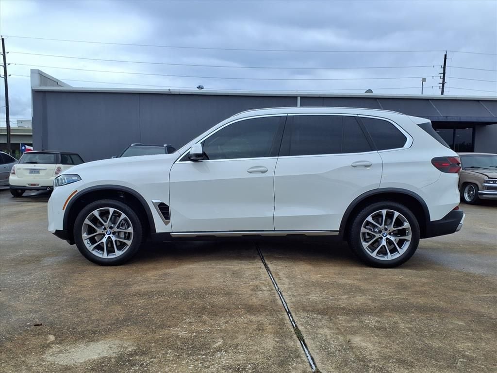 Used 2025 Alpine White BMW sDrive40i image 5